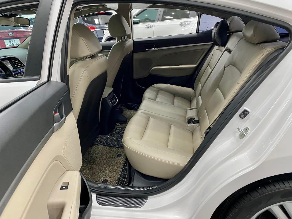 hyundai-elantra-chay-luot-gia-ngang-accent-co-xung-bo-tien-4
